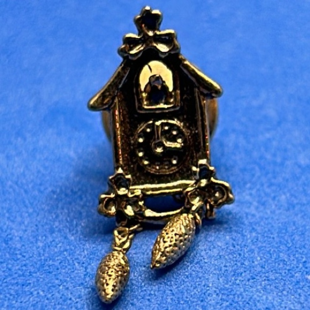 Avon Vtg. Coo Coo Clock tie tac pin.